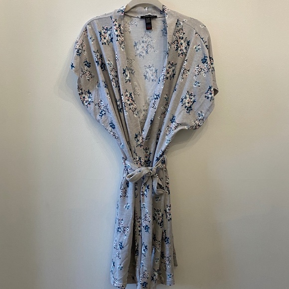 Nanette Lepore Other - Nanette Lepore Wrap Gray Knit Style Floral Robe